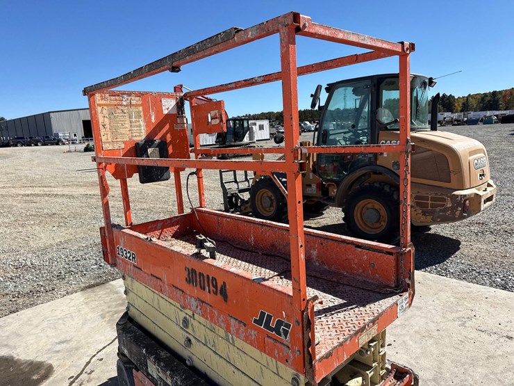 2017-jlg-1932r-image-10
