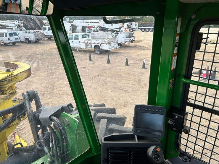 2017-deere-843l-image-12