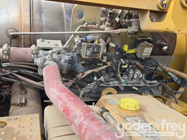 2020-caterpillar-352-image-73