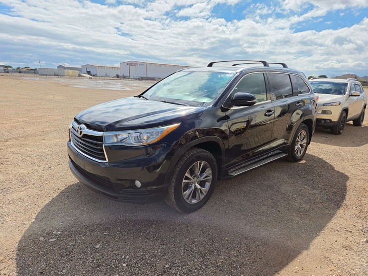 2015-toyota-highlander-xle-image-1