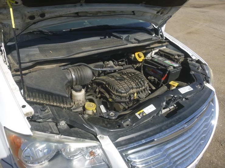 2016-chrysler-town-&-country-image-13