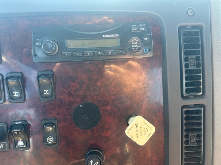 2015-freightliner-114sd-image-34
