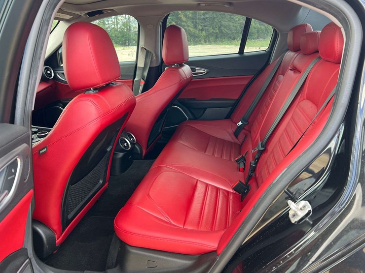 2019-alfa-romeo-giulia-4-door-sedan-(105,950-miles)-image-15