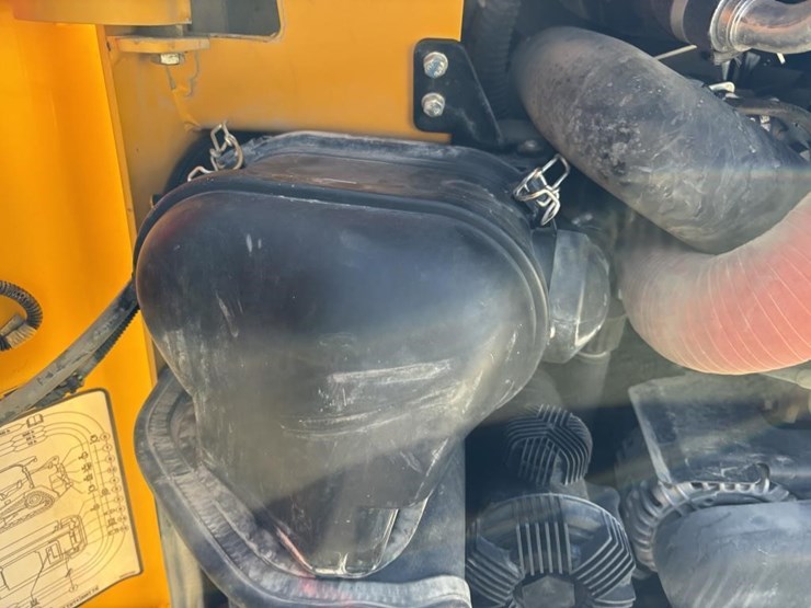2021-jcb-3ts-8t-image-36
