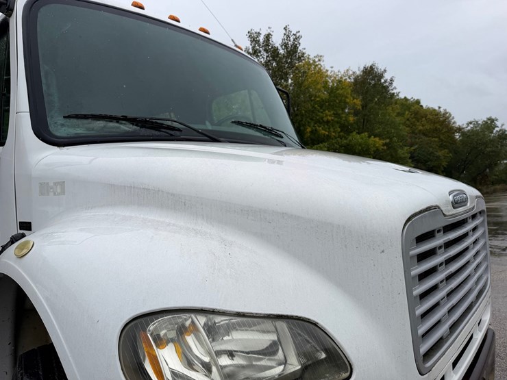 2006-freightliner-m2-106-image-22