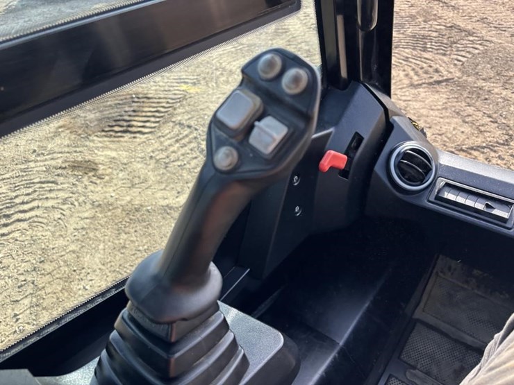 2021-jcb-3ts-8t-image-24