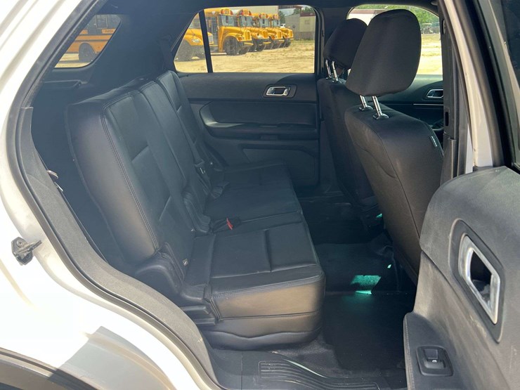 2016-ford-explorer-image-16