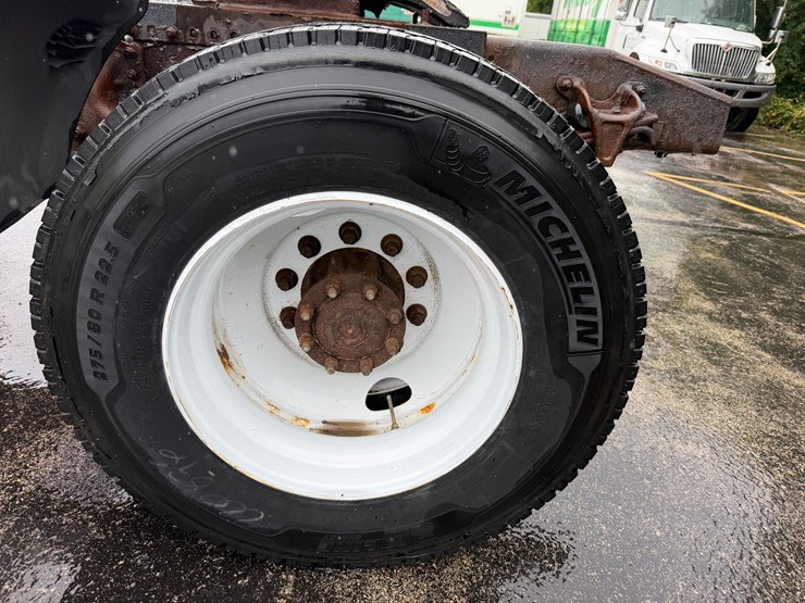 2006-freightliner-m2-106-image-64