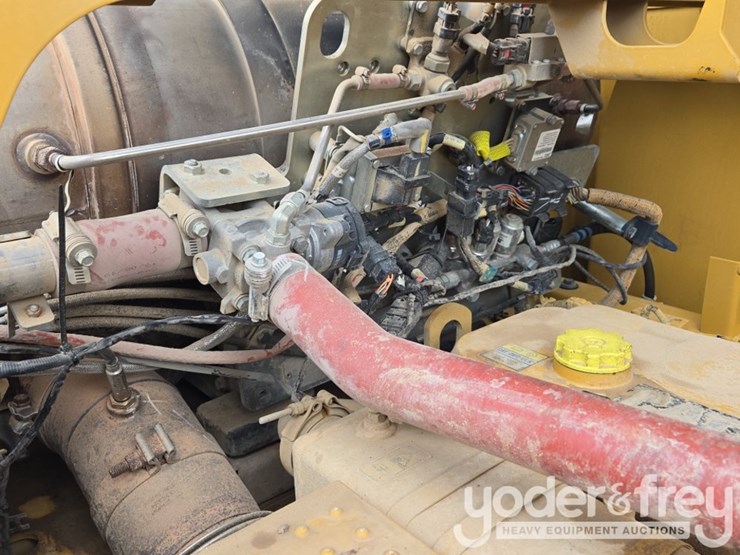 2020-caterpillar-352-image-72