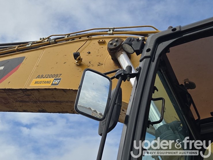 2020-caterpillar-352-image-80