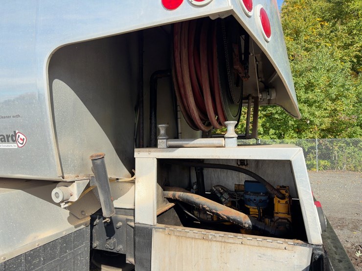 2001-peterbilt-330-image-17