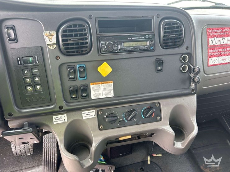 2015-freightliner-m2-106-image-41