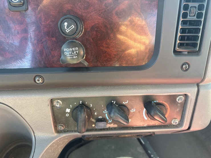 2015-freightliner-114sd-image-35