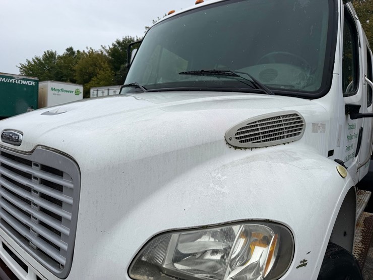 2006-freightliner-m2-106-image-10