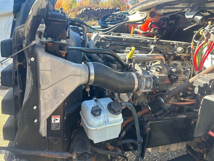 2015-freightliner-114sd-image-38
