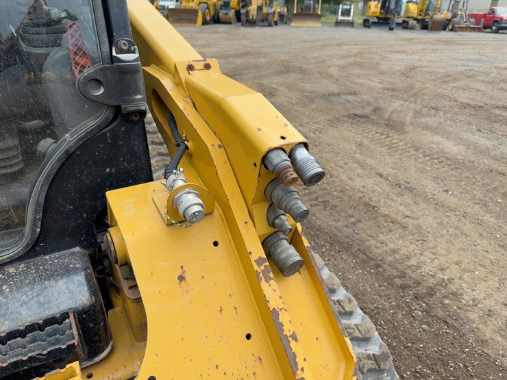 2020-caterpillar-299d2-xhp-image-11