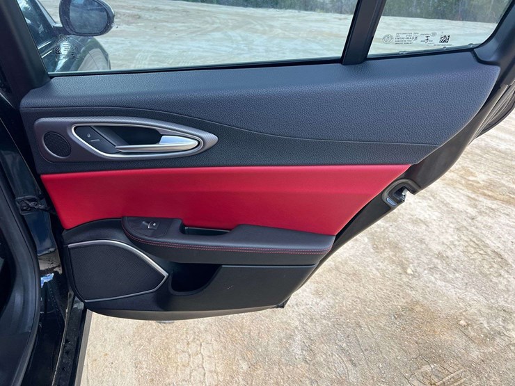2019-alfa-romeo-giulia-4-door-sedan-(105,950-miles)-image-18