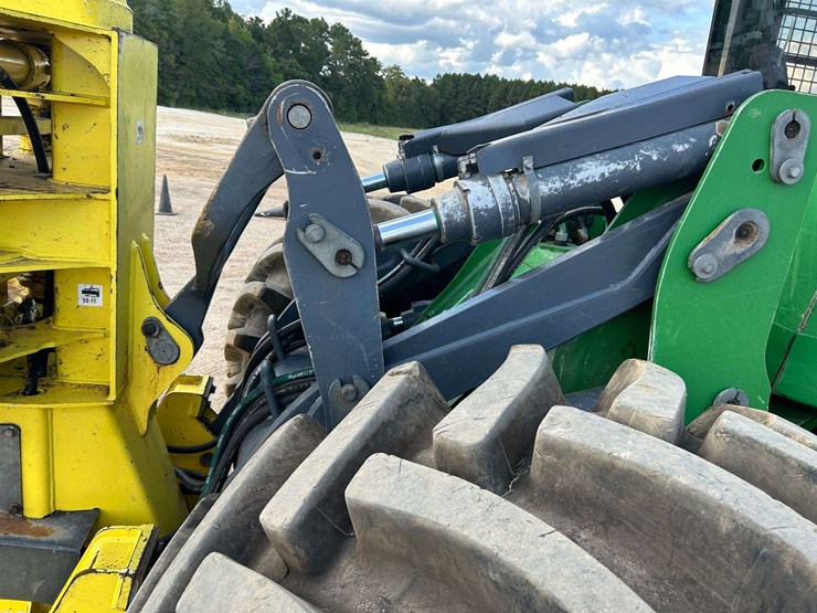 2017-deere-843l-image-24