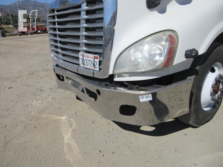 2013-freightliner-cascadia-125-image-28