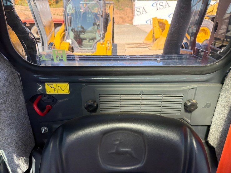 2018-deere-323d-image-49