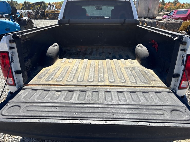 2019-ram-1500-classic-image-18