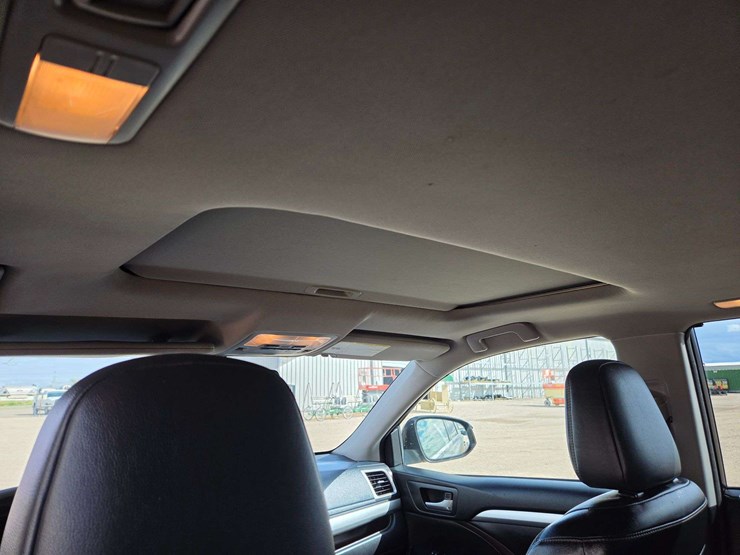 2015-toyota-highlander-xle-image-17