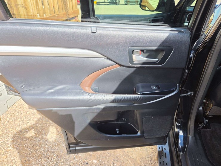 2015-toyota-highlander-xle-image-15