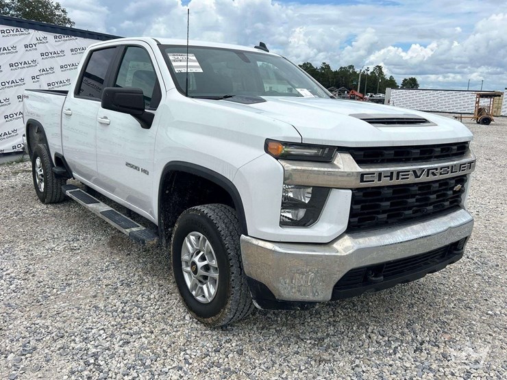2022-chevrolet-silverado-2500-image-2