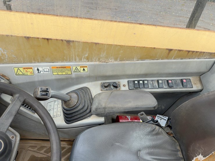 2005-caterpillar-th560b-image-17