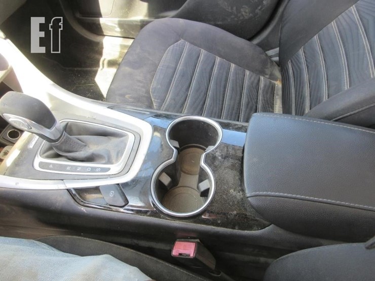 2016-ford-fusion-se-image-10