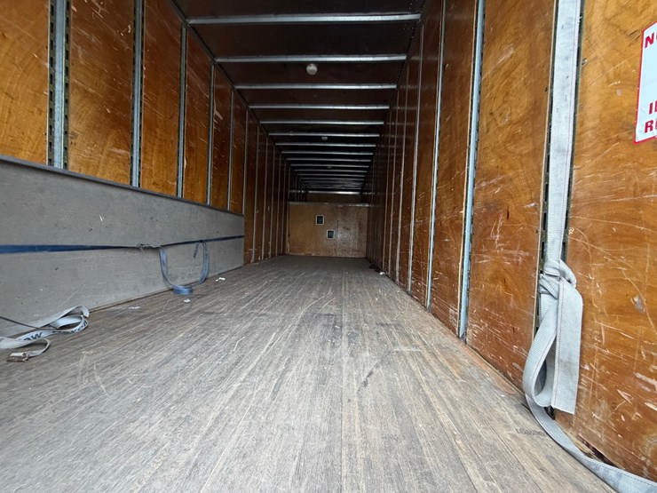 2010-freightliner-m2-106-image-31