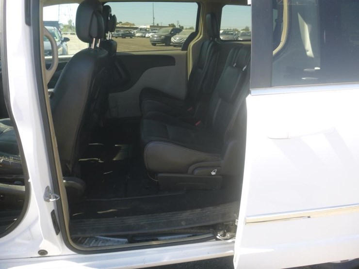 2016-chrysler-town-&-country-image-6