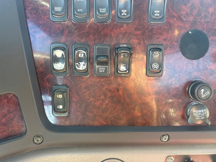 2015-freightliner-114sd-image-33