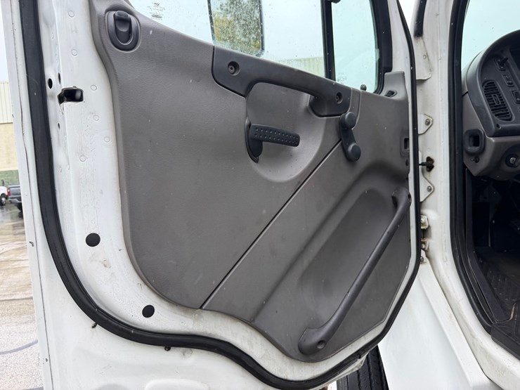 2006-freightliner-m2-106-image-36