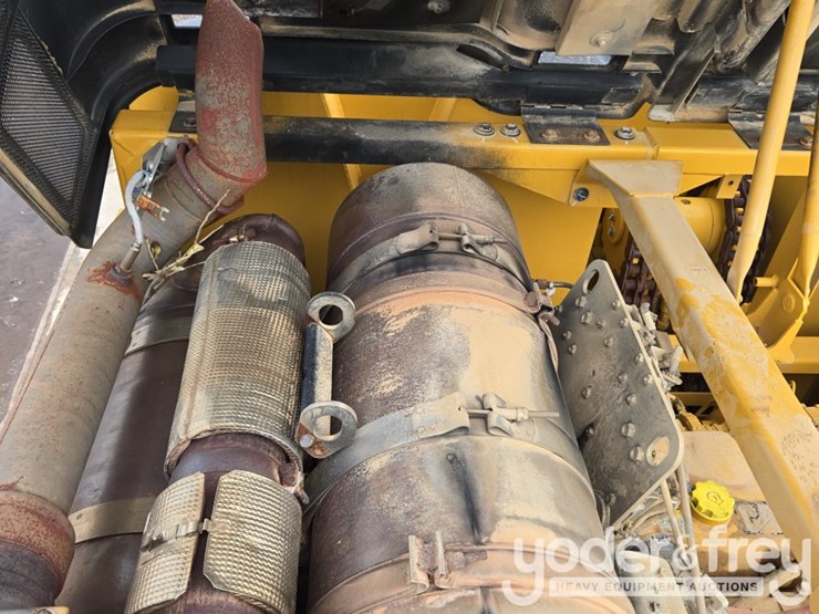 2020-caterpillar-352-image-77