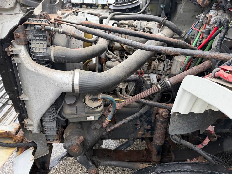 2006-freightliner-m2-106-image-52