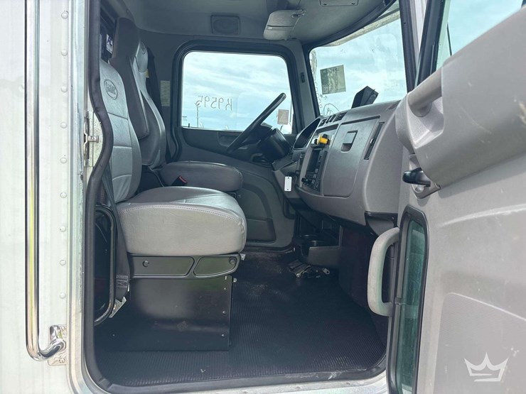 2019-peterbilt-330-image-41