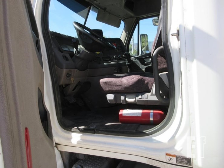 2013-freightliner-cascadia-125-image-7