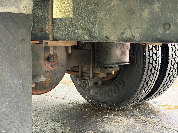 2010-freightliner-m2-106-image-40