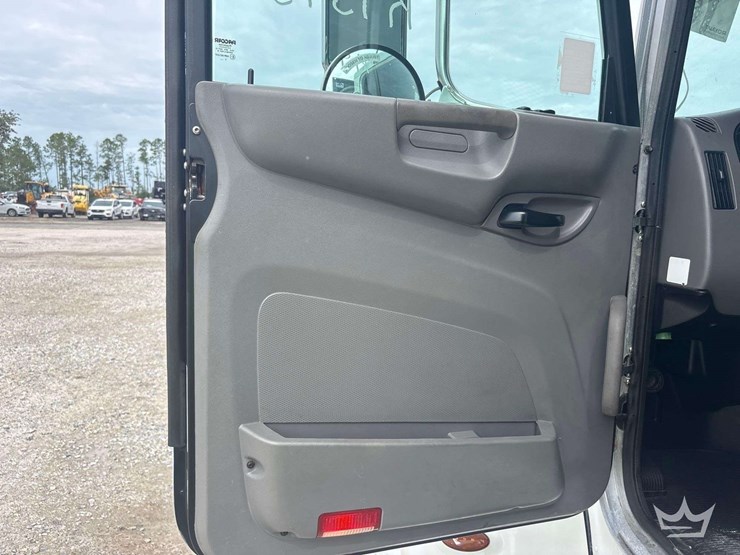 2019-peterbilt-330-image-25