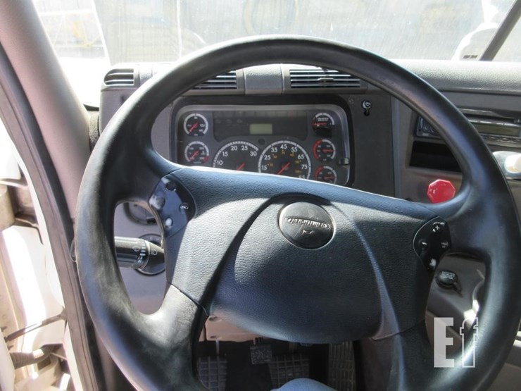 2013-freightliner-cascadia-125-image-14