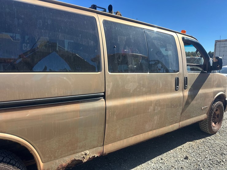 2005-chevrolet-express-3500-image-13