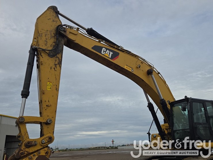 2020-caterpillar-352-image-28