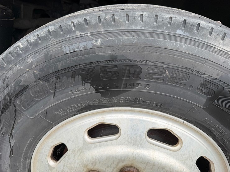 2010-freightliner-m2-106-image-65