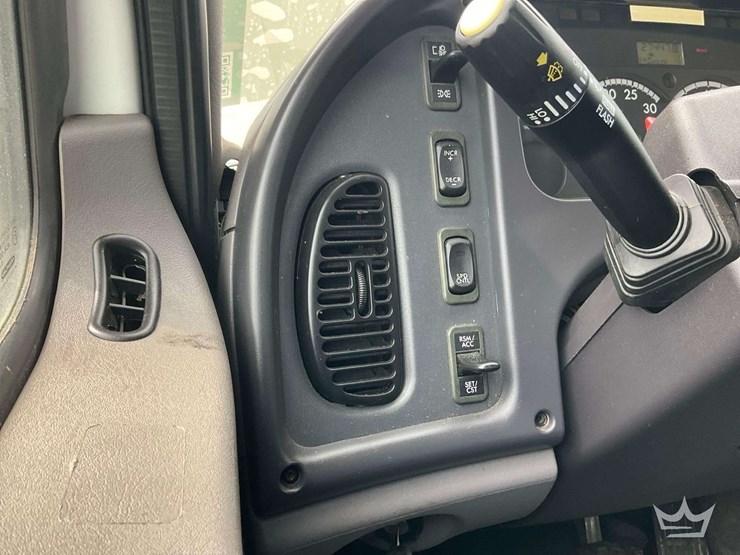 2010-freightliner-m2-106-image-17