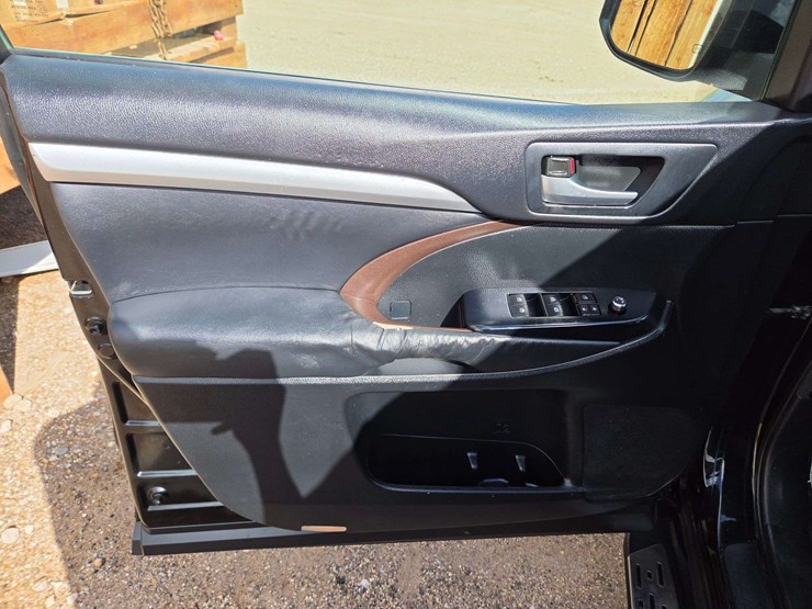 2015-toyota-highlander-xle-image-18