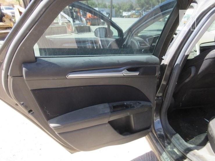 2016-ford-fusion-se-image-13