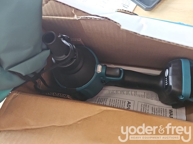 makita-18-volt-cordless-dust-blower-image-5