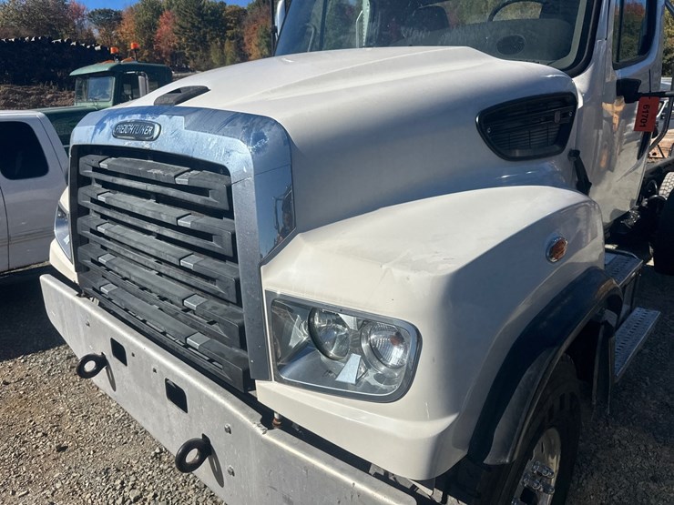 2015-freightliner-114sd-image-9