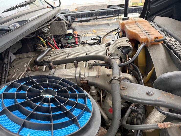 2010-freightliner-m2-106-image-59